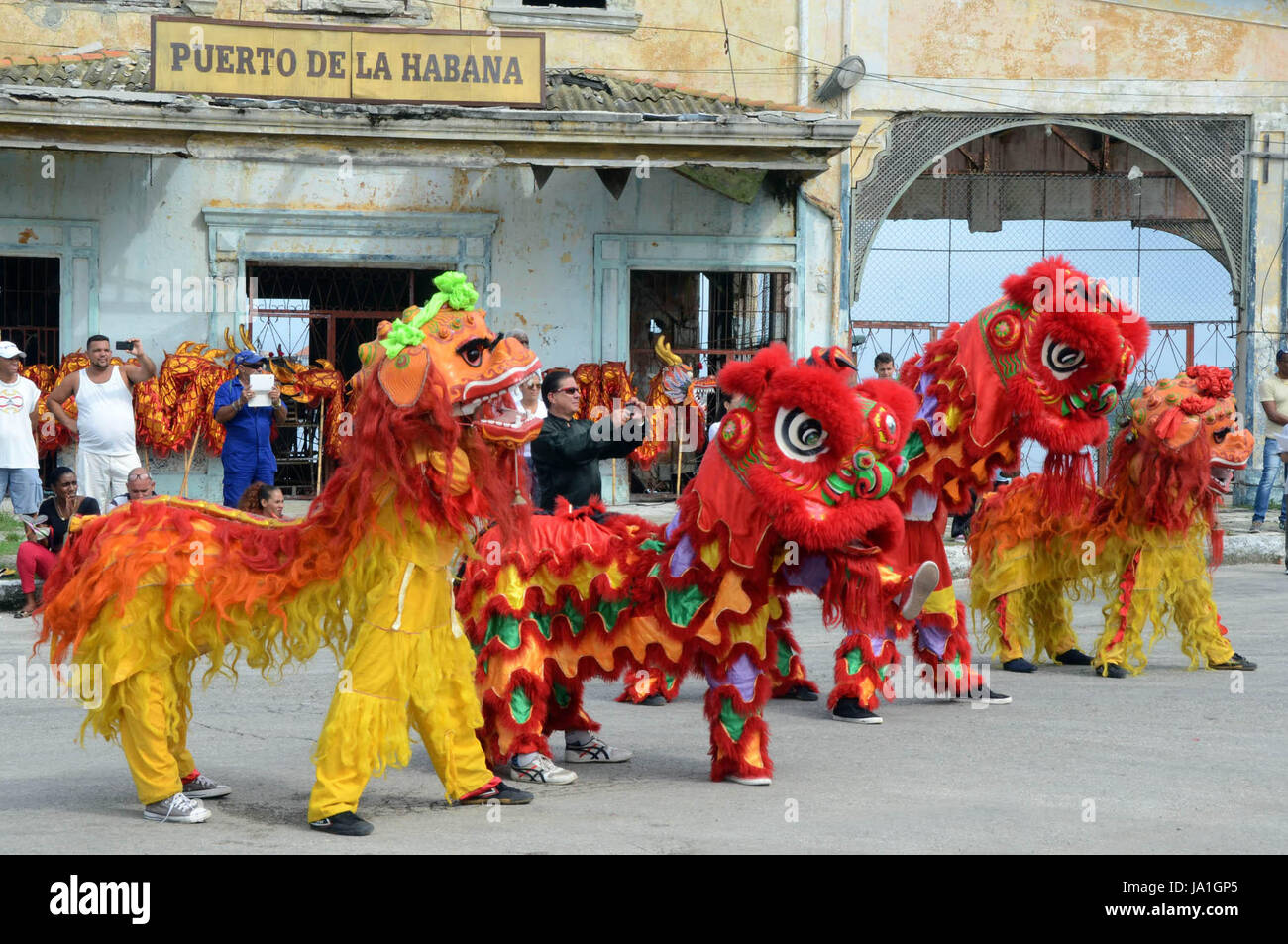 L'Avana, Cuba. Il 3 giugno, 2017. Membri della scuola cubana di Wushu eseguire Lion dance durante un politico-evento culturale organizzato per contrassegnare il 170esimo anniversario della presenza cinese in Cuba in Regla, Cuba, Giugno 3, 2017. Il 170esimo anniversario della presenza cinese in Cuba è stato commemorato nella città costiera di Regla sabato, dove il primo cinese 200 arrivati nel 1847. Credito: Joaquin Hernandez/Xinhua/Alamy Live News Foto Stock