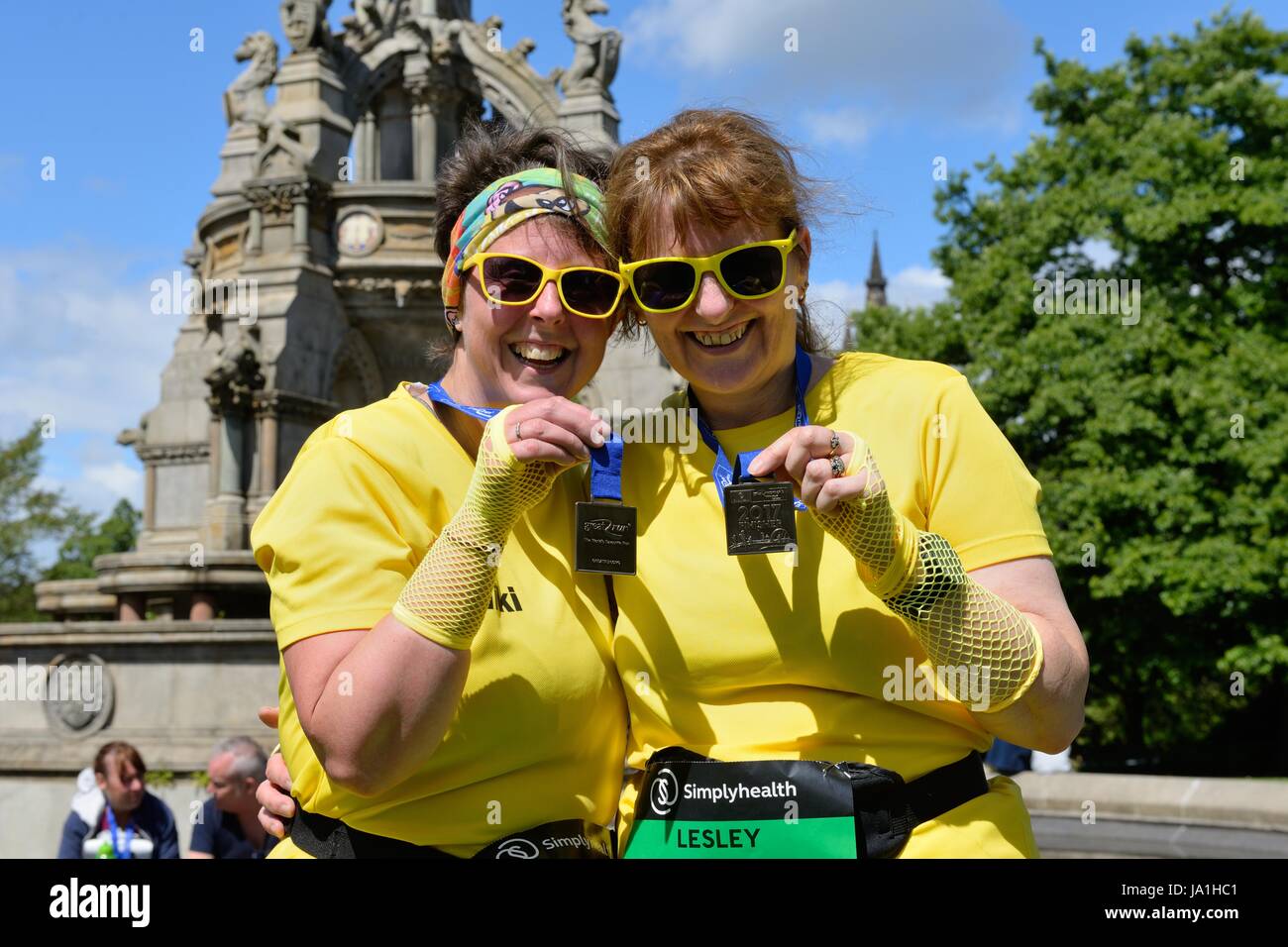 Kelvingrove Park, Glasgow, Regno Unito. Il 4 giugno, 2017. Il tempo siamo stati bene e luminoso per la salute semplicemente donne 10k della fun run con temperature di adolescenti. Lesley e Niki da Glasgow University ha portato il proprio raggio di sole a Kelvingrove Park con i loro abiti di colore giallo. Foto Stock