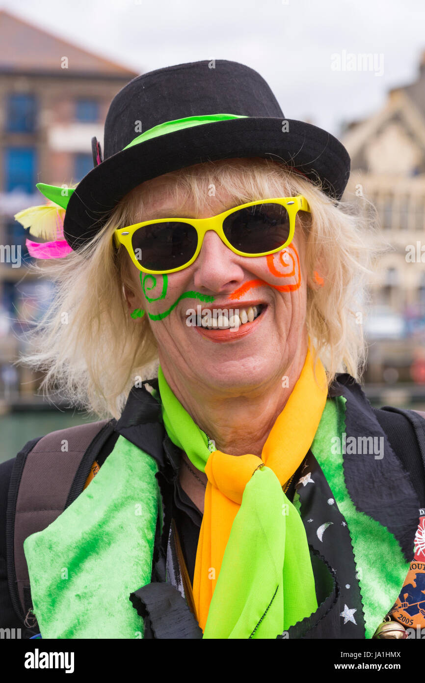 Weymouth Dorset, Regno Unito. Il 4 giugno, 2017. Wessex festival folk di Weymouth Folk Festival. Meteo dello scambiatore di calore per la Morris ballerini e altri artisti, come greggi testa a Weymouth per il festival. Borderline Morris ballerini Credito: Carolyn Jenkins/Alamy Live News Foto Stock