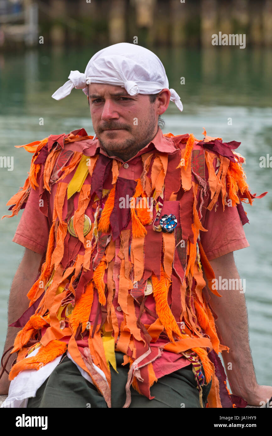 Weymouth Dorset, Regno Unito. Il 4 giugno, 2017. Wessex festival folk di Weymouth Folk Festival. Meteo dello scambiatore di calore per la Morris ballerini e altri artisti, come greggi testa a Weymouth per il festival. Bristol Rag Morris ballerini Credito: Carolyn Jenkins/Alamy Live News Foto Stock