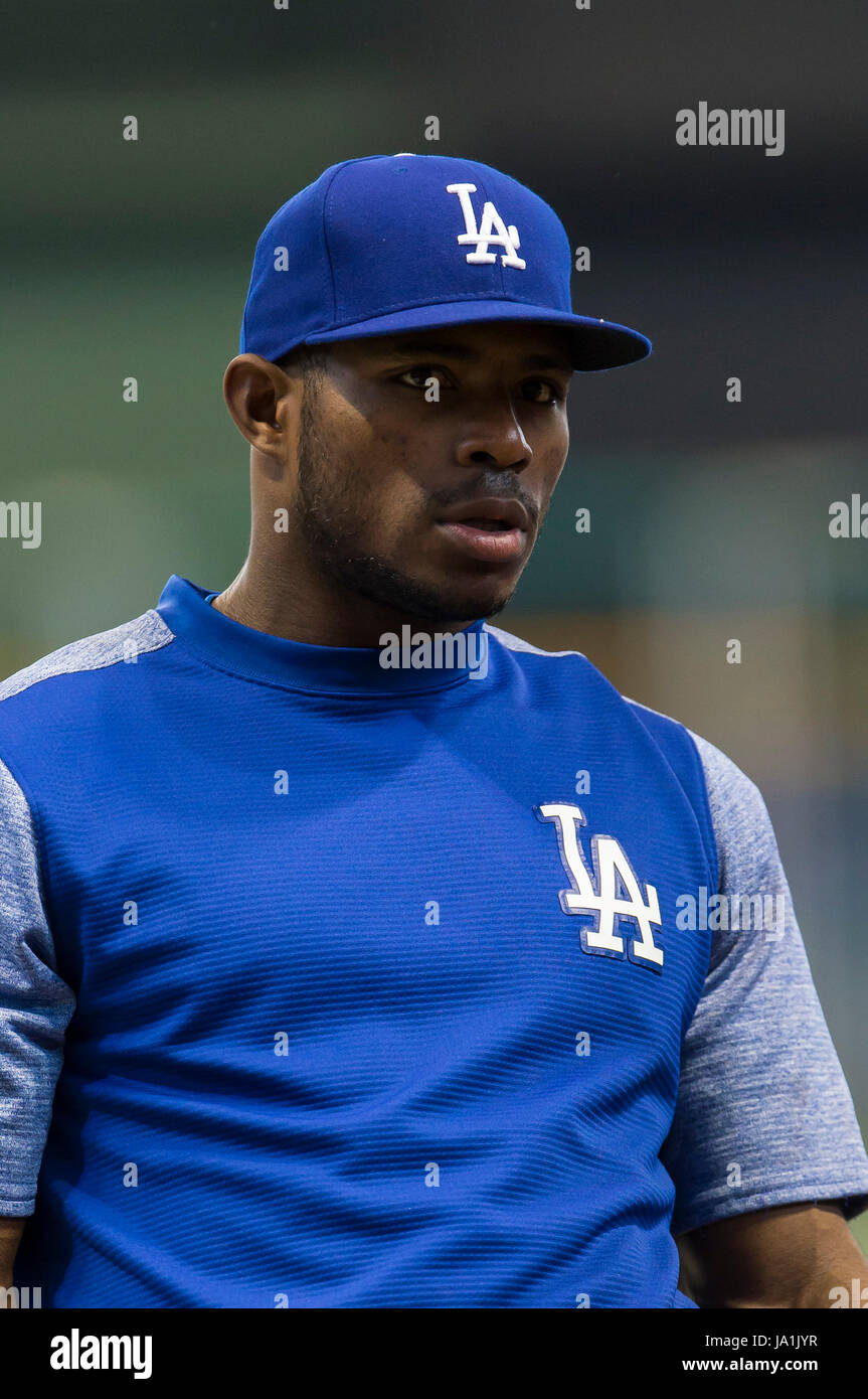 Milwaukee, WI, Stati Uniti d'America. Il 3 giugno, 2017. Los Angeles Dodgers diritto fielder Yasiel Puig #66 prima della Major League Baseball gioco tra il Milwaukee Brewers e il Los Angeles Dodgers a Miller Park di Milwaukee, WI. John Fisher/CSM/Alamy Live News Foto Stock