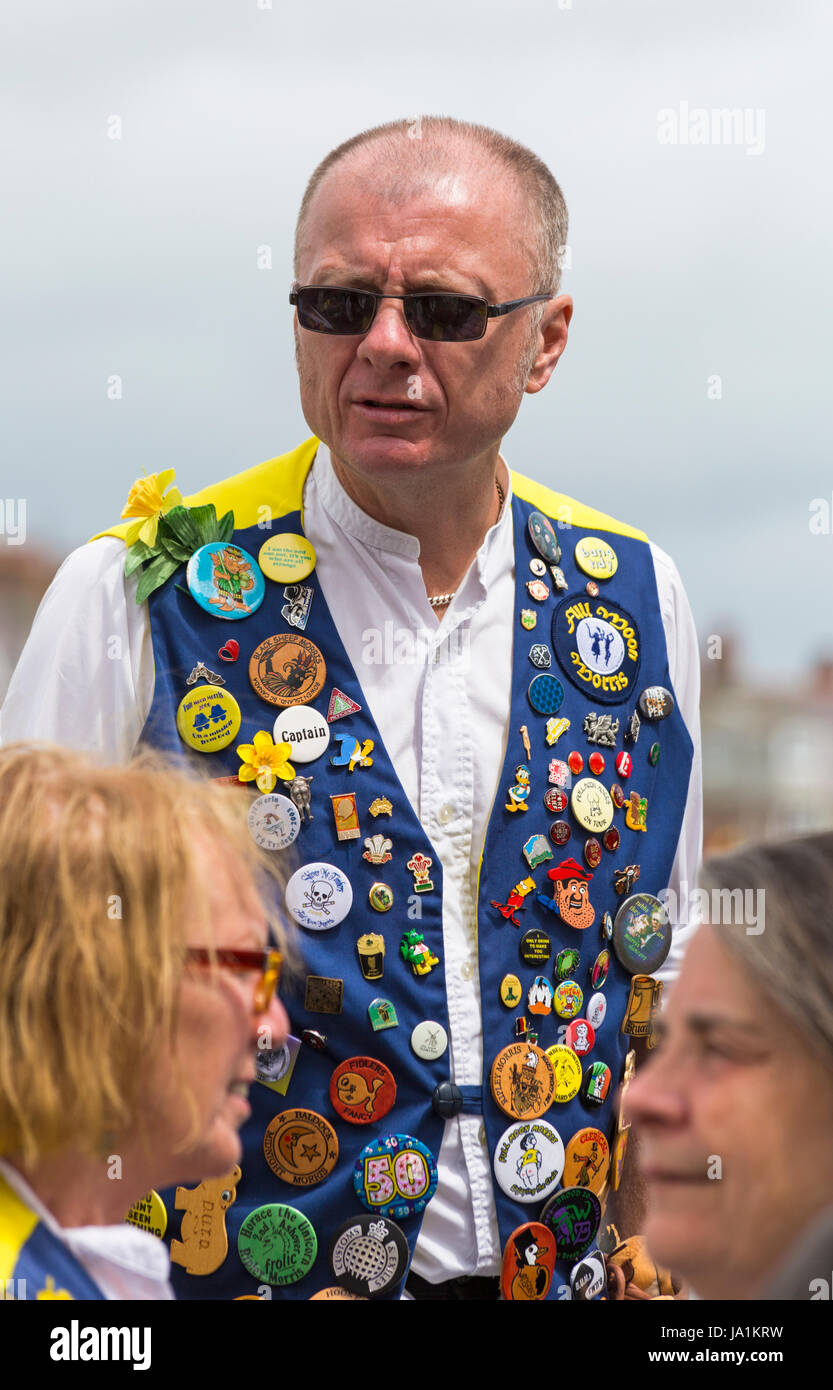 Weymouth Dorset, Regno Unito. Il 4 giugno, 2017. Wessex festival folk di Weymouth Folk Festival. Meteo dello scambiatore di calore per la Morris ballerini e altri artisti, come greggi testa a Weymouth per il festival. Luna piena Morris ballerini Credito: Carolyn Jenkins/Alamy Live News Foto Stock