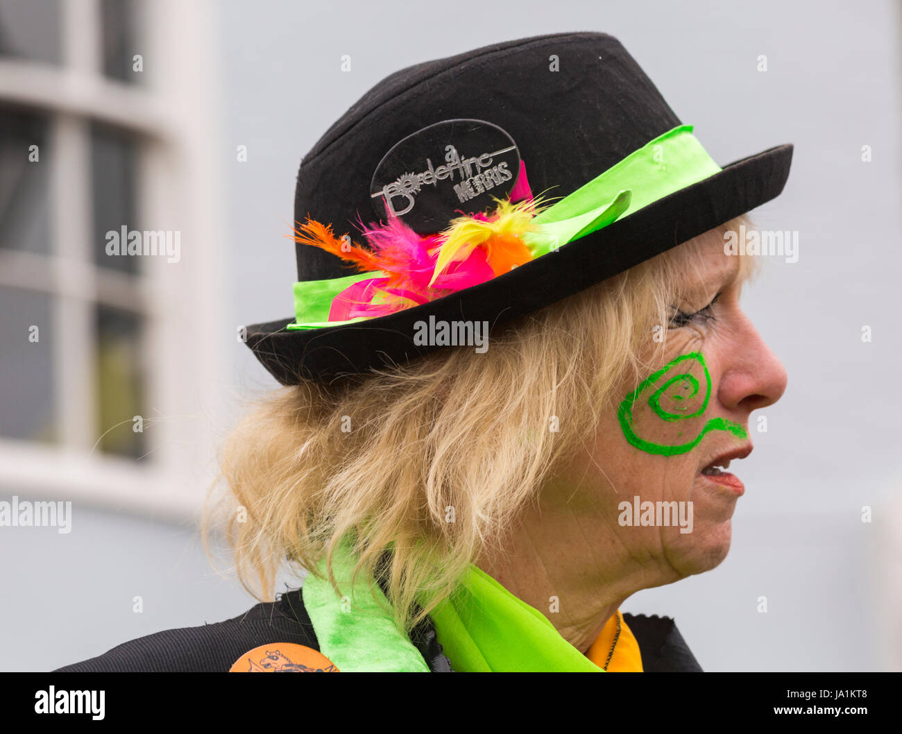 Weymouth Dorset, Regno Unito. Il 4 giugno, 2017. Wessex festival folk di Weymouth Folk Festival. Meteo dello scambiatore di calore per la Morris ballerini e altri artisti, come greggi testa a Weymouth per il festival. Borderline Morris ballerini Credito: Carolyn Jenkins/Alamy Live News Foto Stock