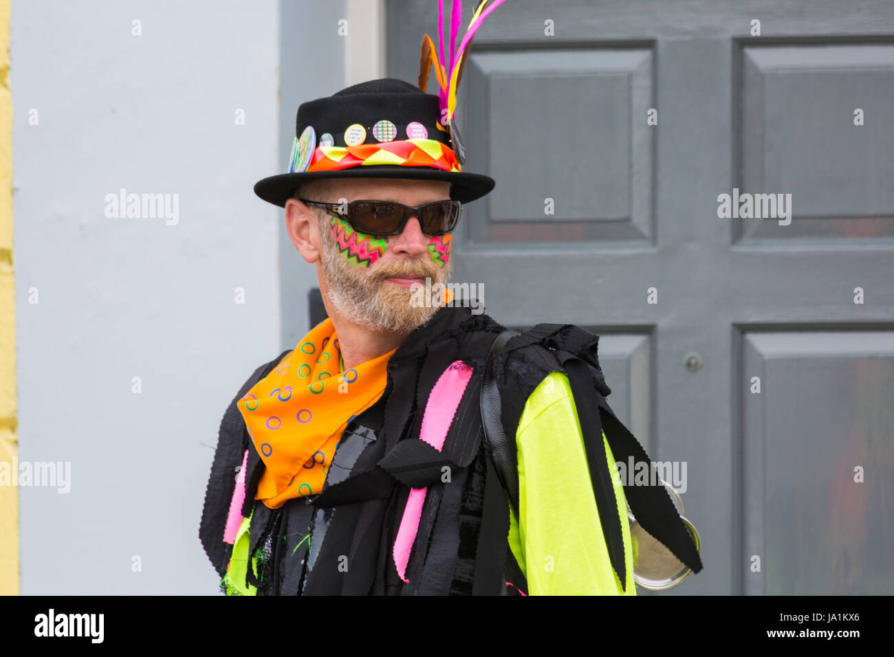 Weymouth Dorset, Regno Unito. Il 4 giugno, 2017. Wessex festival folk di Weymouth Folk Festival. Meteo dello scambiatore di calore per la Morris ballerini e altri artisti, come greggi testa a Weymouth per il festival. Borderline Morris ballerini Credito: Carolyn Jenkins/Alamy Live News Foto Stock