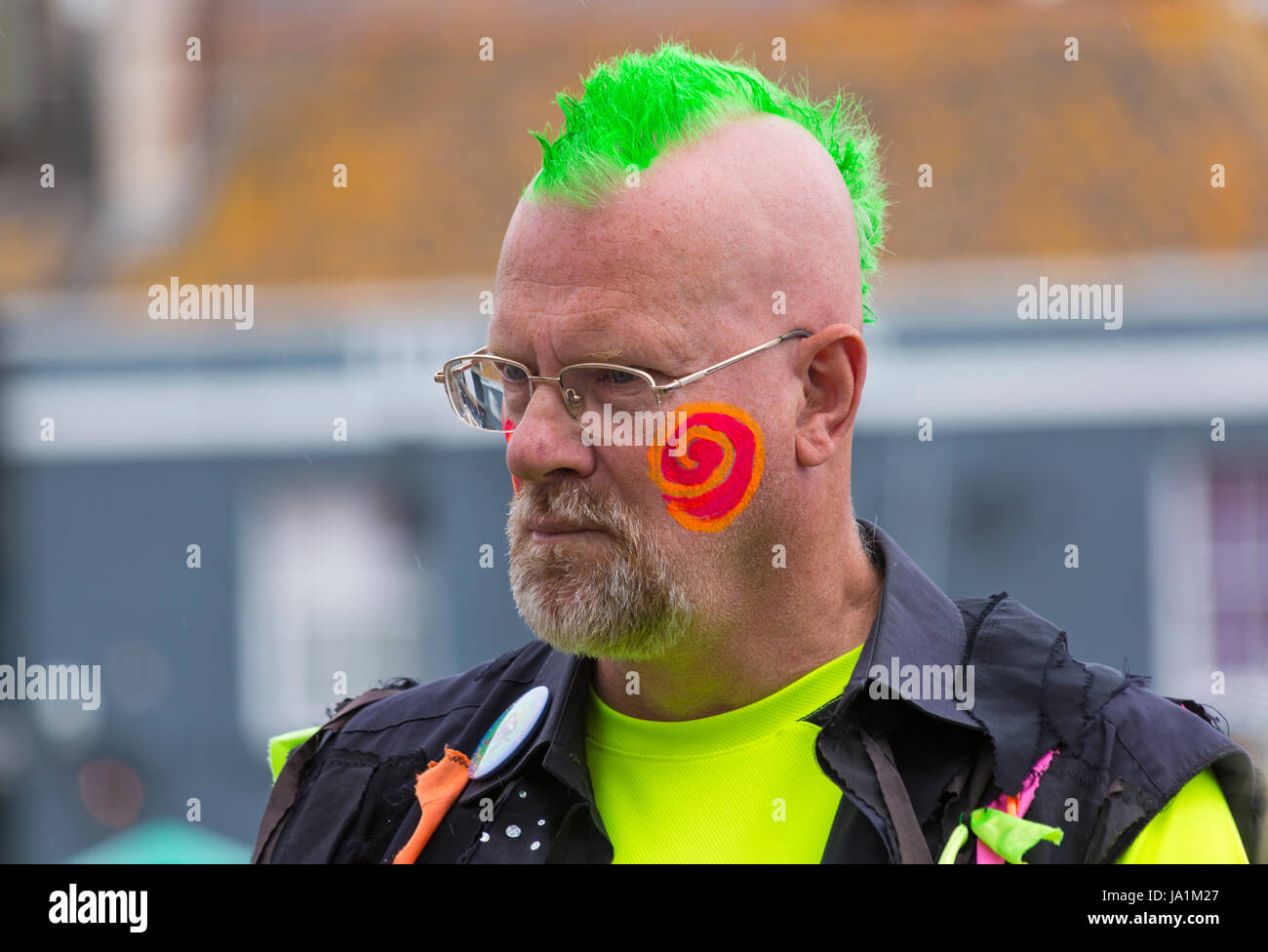 Weymouth Dorset, Regno Unito. Il 4 giugno, 2017. Wessex festival folk di Weymouth Folk Festival. Meteo dello scambiatore di calore per la Morris ballerini e altri artisti, come greggi testa a Weymouth per il festival. Borderline Morris ballerini Credito: Carolyn Jenkins/Alamy Live News Foto Stock