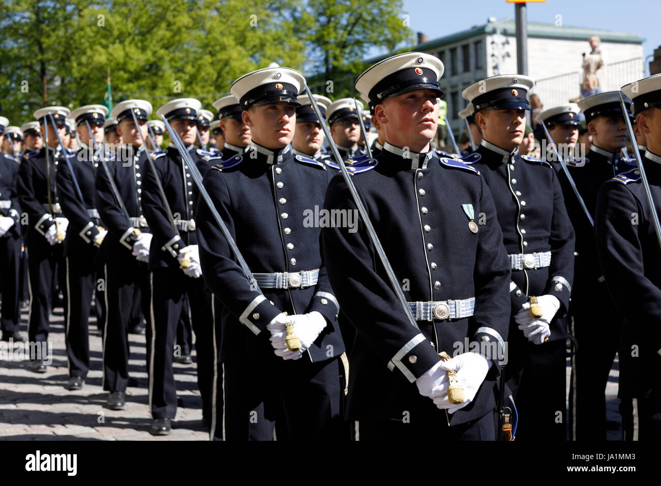 Helsinki, Finlandia. Il 4 giugno, 2017. Cadetti della Difesa Nazionale Università Preparazione per la parata presso la Piazza del Senato Credito: Hannu Mononen/Alamy Live News Foto Stock