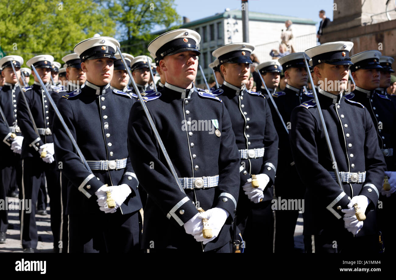 Helsinki, Finlandia. Il 4 giugno, 2017. Cadetti della Difesa Nazionale Università Preparazione per la parata presso la Piazza del Senato Credito: Hannu Mononen/Alamy Live News Foto Stock