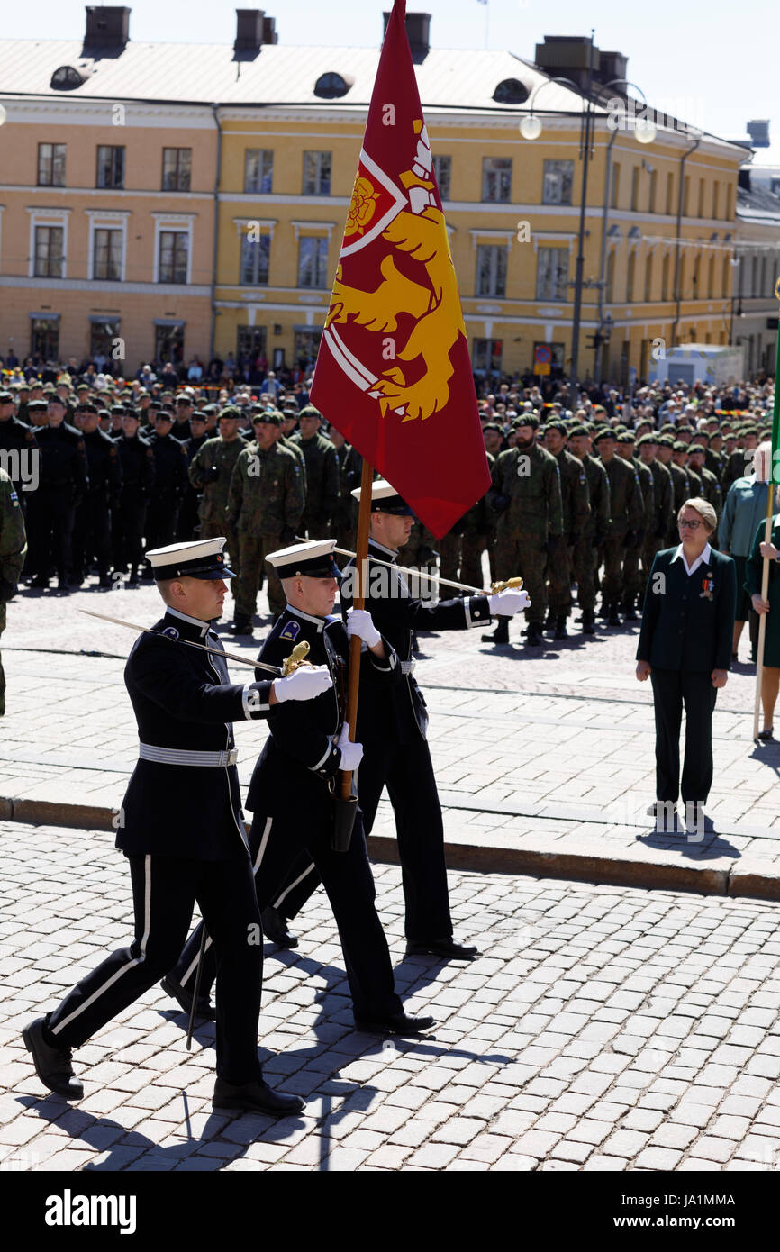 Helsinki, Finlandia. Il 4 giugno, 2017. Bandiera della difesa nazionale università portato sulla parade presso la Piazza del Senato. Credito: Hannu Mononen/Alamy Live News Foto Stock