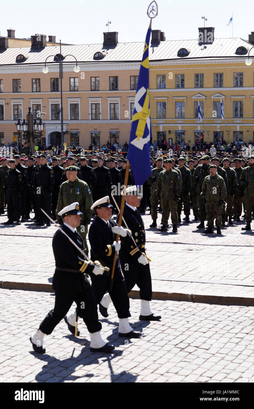 Helsinki, Finlandia. Il 4 giugno, 2017. Bandiera della Marina militare svolto presso la Piazza del Senato Credito: Hannu Mononen/Alamy Live News Foto Stock