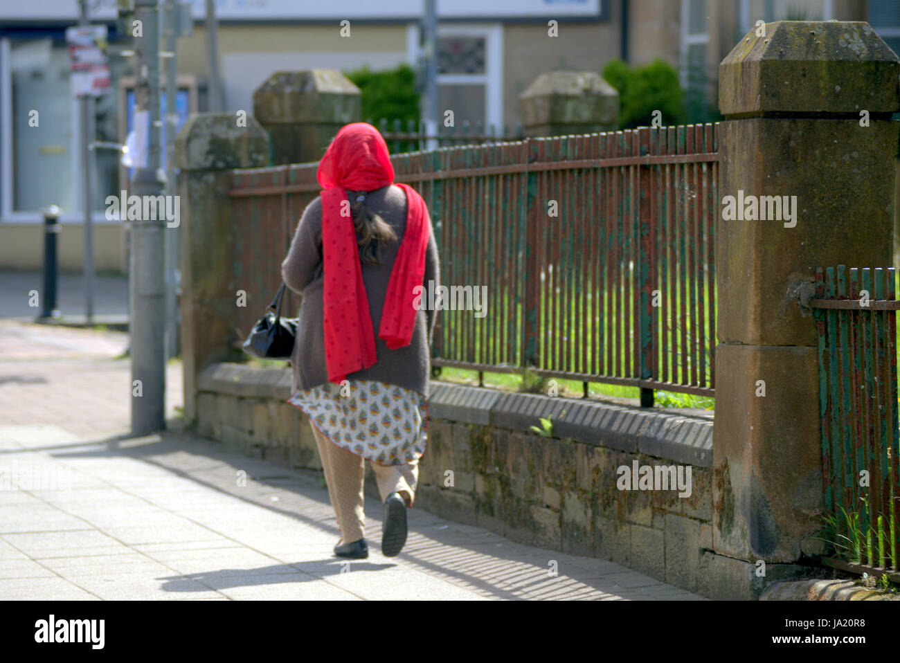 Il hijab sciarpa indossando musulmano britannico su strada Foto Stock