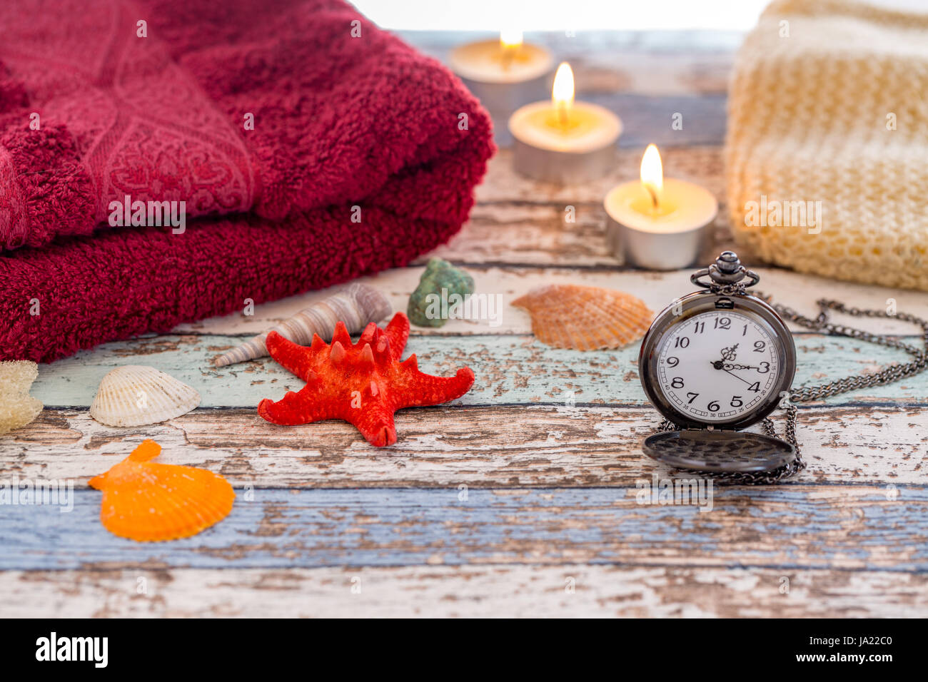 Spa Tempo in estate: estate spa concept con conchiglie, asciugamano, candele e orologio da tasca Foto Stock