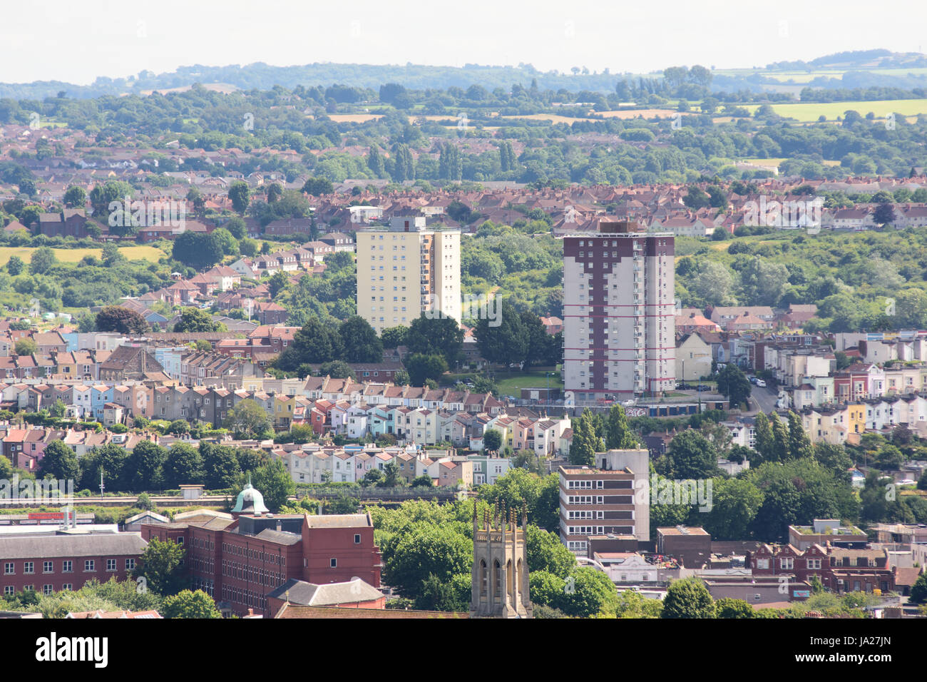 Bristol, Inghilterra, Regno Unito - 17 Luglio 2016: Consiglio station wagon blocchi a torre salire al di sopra della schiera strade di South Bristol, con Mendip Hills del Nord Som Foto Stock