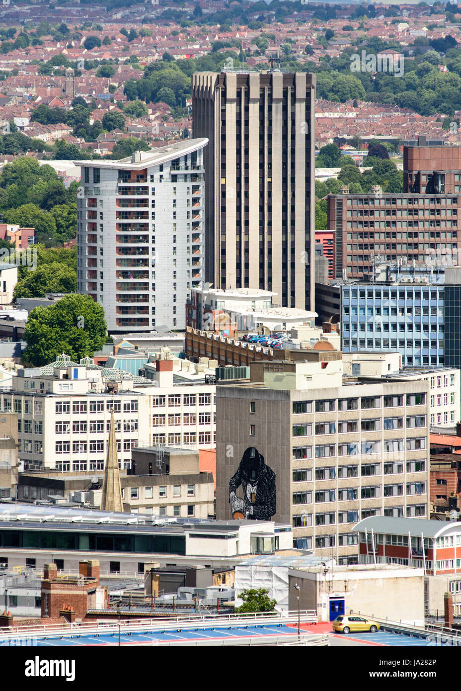 Bristol, Inghilterra, Regno Unito - 17 Luglio 2016: edifici per uffici e condomini e guglie della chiesa accoccolato insieme nella zona di Broadmead del centro di Bristol. Foto Stock