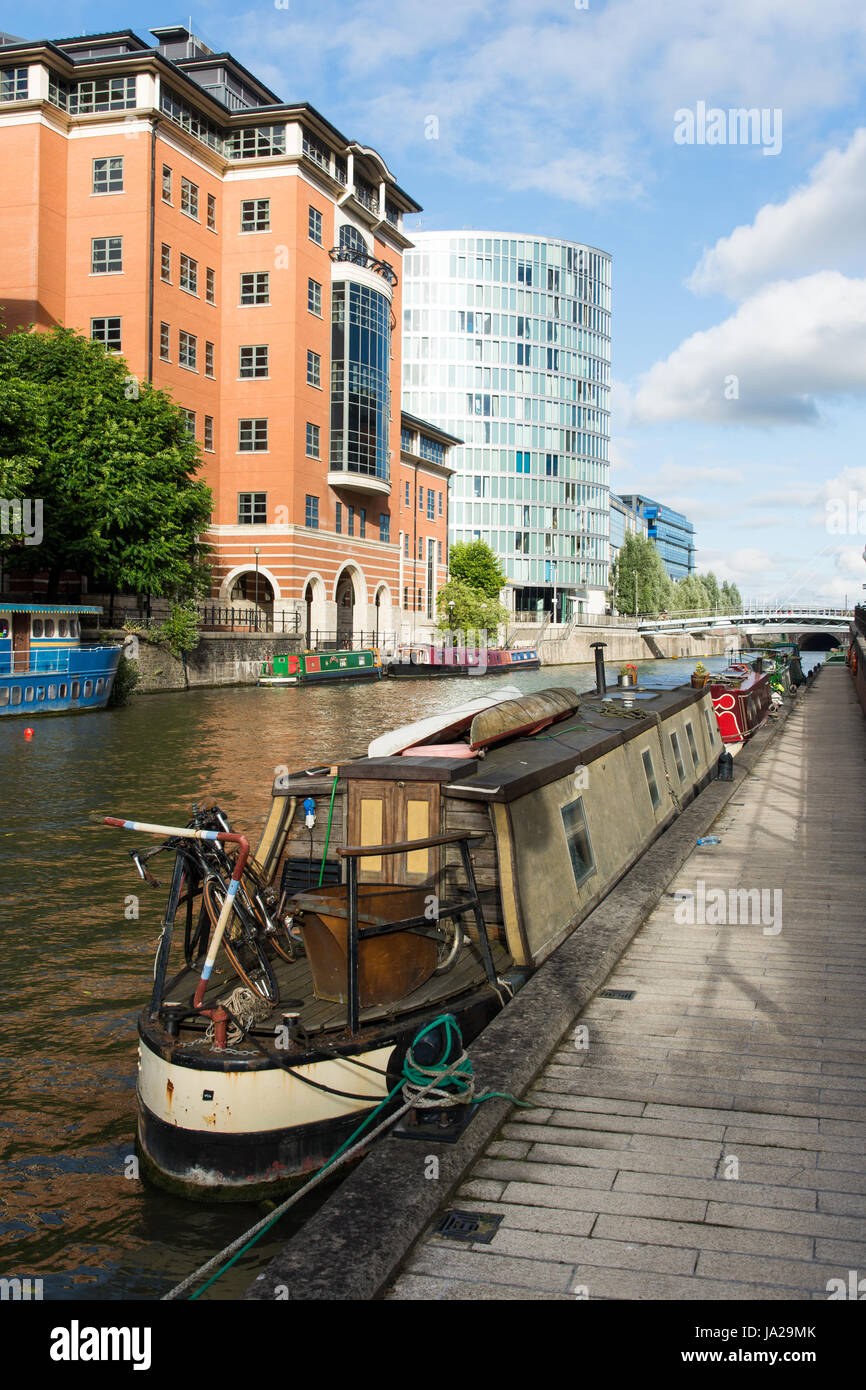 Bristol, Inghilterra - Luglio 17, 2016: Tradizionale narrowboats ancorata al fianco di moderni edifici per uffici in Temple Quay in Brisol il quartiere finanziario. Foto Stock