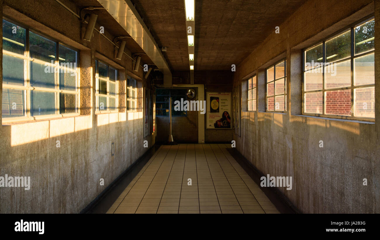 Londra, Inghilterra - 6 Agosto 2016: Charles Holden per il 1931 Sudbury Hill Station sulla Piccadilly Line della metropolitana di Londra. Foto Stock