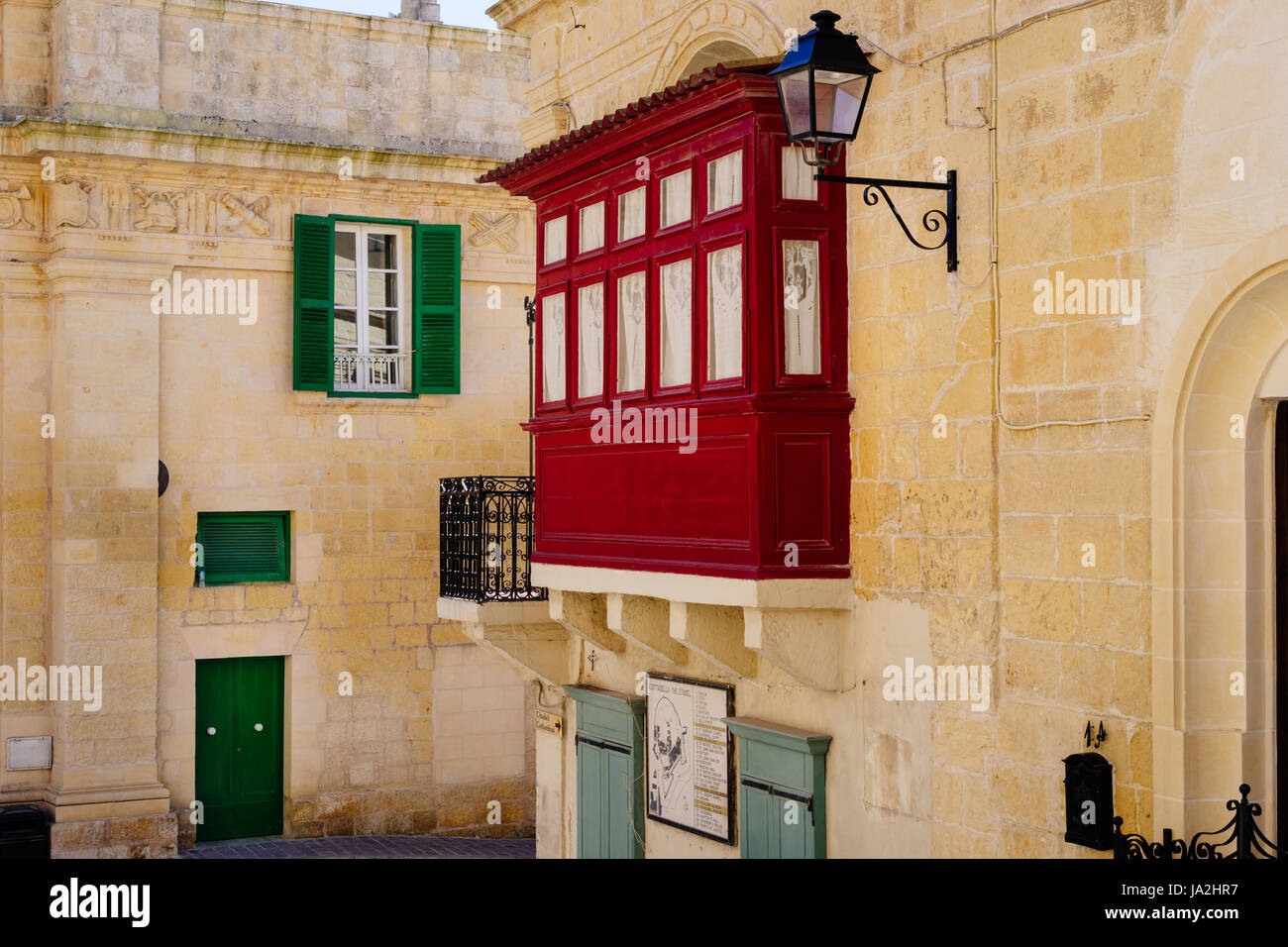 Victoria (Rabat), Malta - 9 Marzo 2017: facciate di tradizionali case di maltese con balconi di legno sul Castle Street che conduce al famoso Cittadel Foto Stock