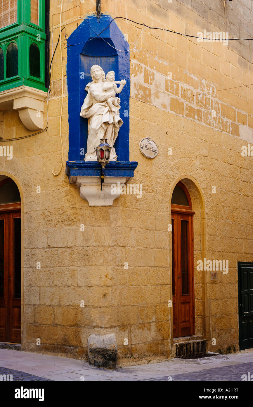 Vecchia casa con balcone angolare immagini e fotografie stock ad alta