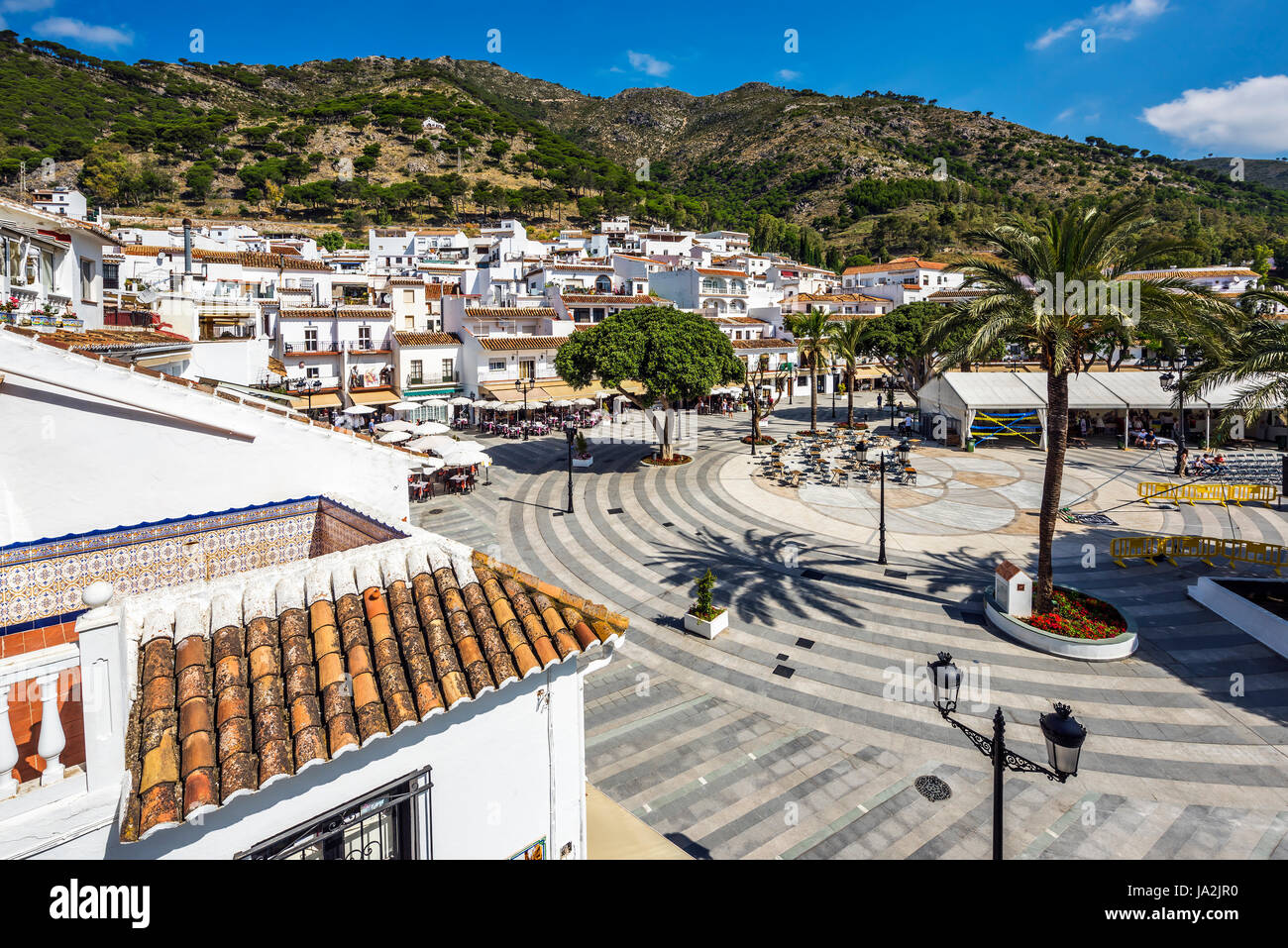 La piazza della città nel tradizionale villaggio Spagnolo (pueblo) a Mijas, Andalusia, Spagna, Europa Foto Stock