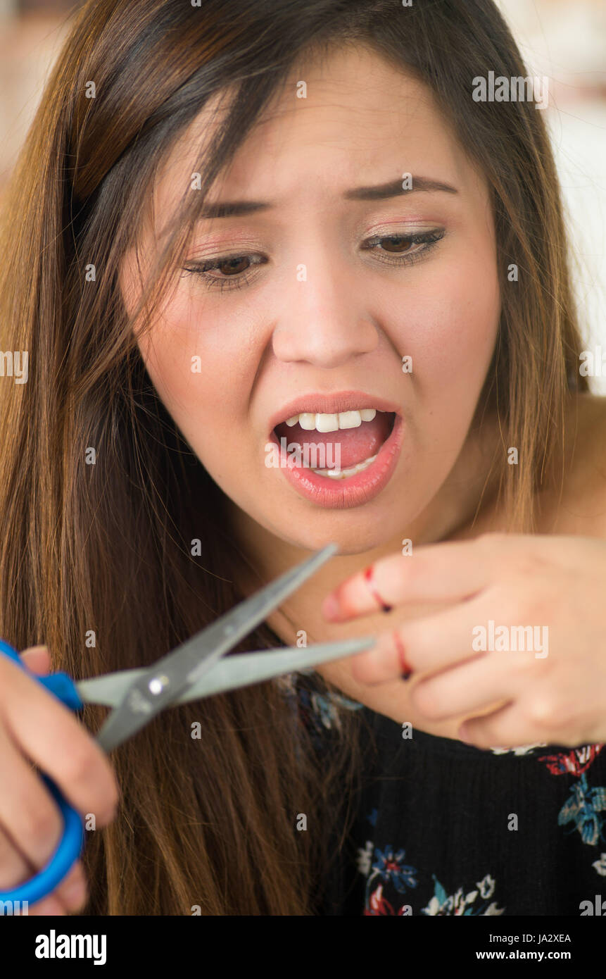 Urlando giovane ragazza ha subito un dito tagliato con le forbici Foto Stock