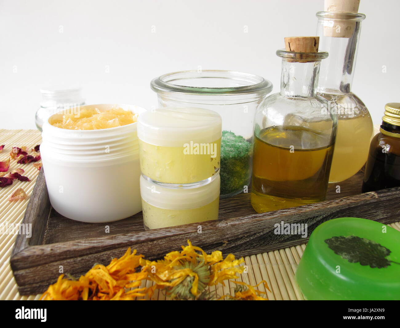 Ingredienti e utensili per cosmetici fatti in casa Foto Stock
