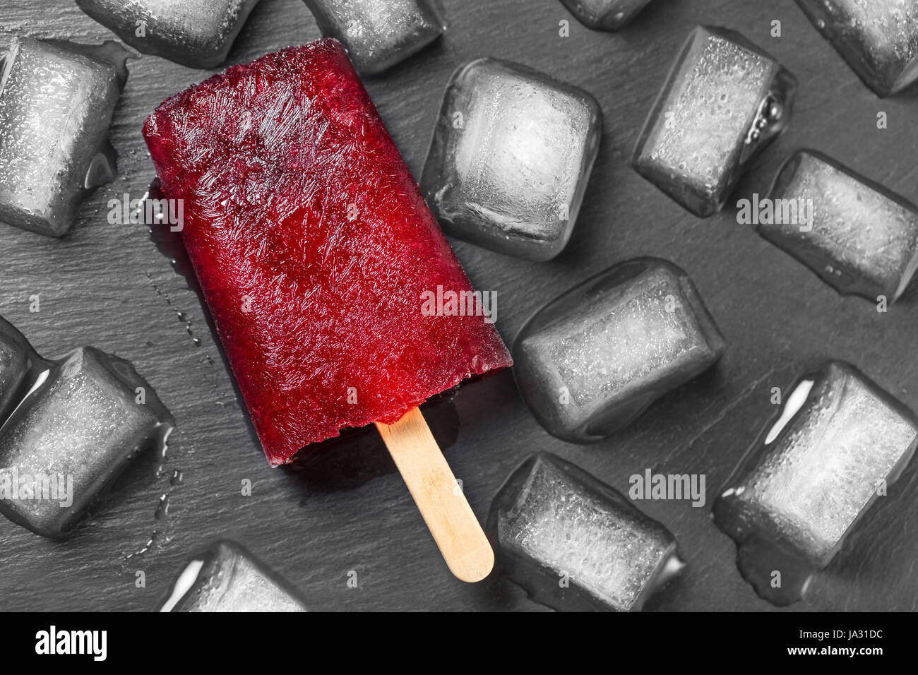 Succo congelato su stick closeup con cubetti di ghiaccio Foto Stock