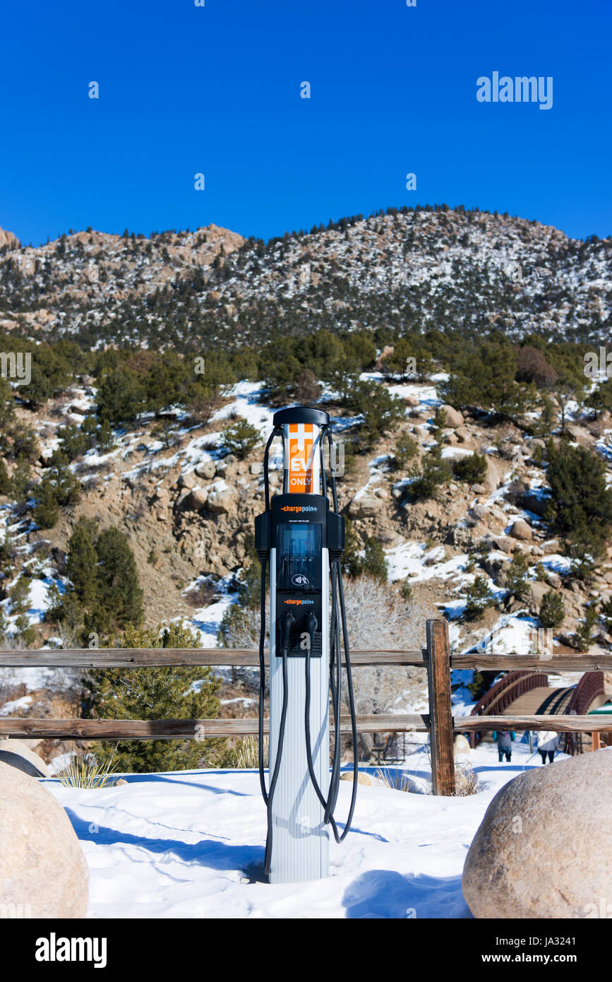 Stazione di ricarica per i veicoli elettrici in un pubblico recreation area nei pressi di Buena Vista, Colorado, d'inverno. Foto Stock