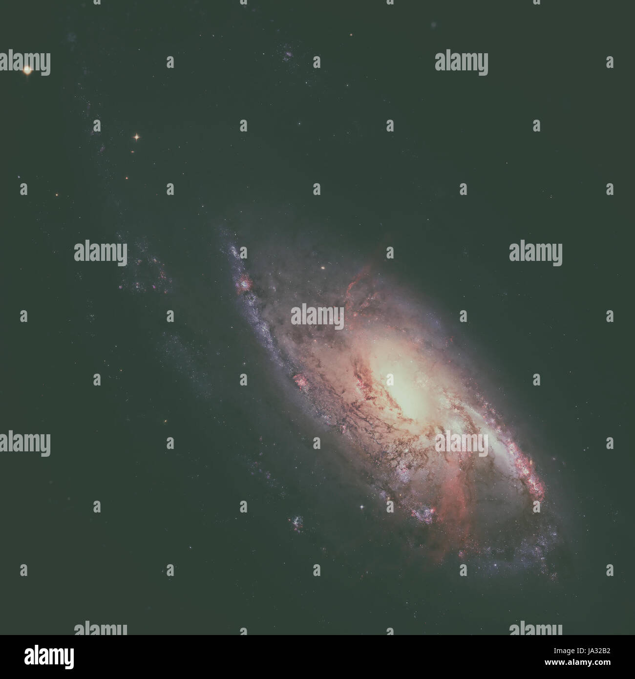 Messier 106, noto anche come NGC 4258 è una galassia a spirale nella costellazione Canes Venatici. Supermassive Black Hole nel centro. Gli elementi di questo im Foto Stock