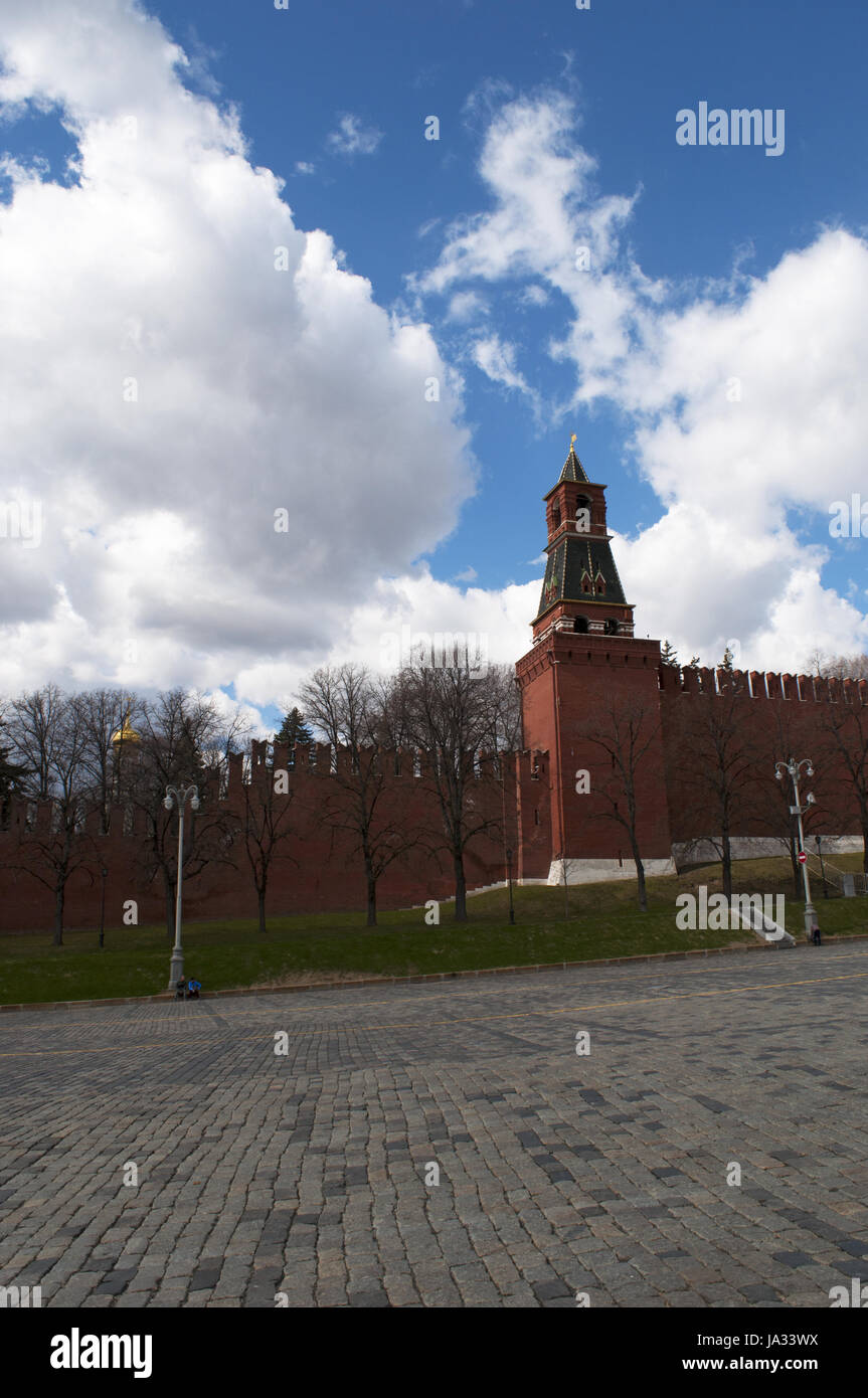 Mosca, Piazza Rossa, Russia: il complesso fortificato del Cremlino di Mosca con parete vista del Nabatnaya (Allarme Torre Campanaria) Foto Stock