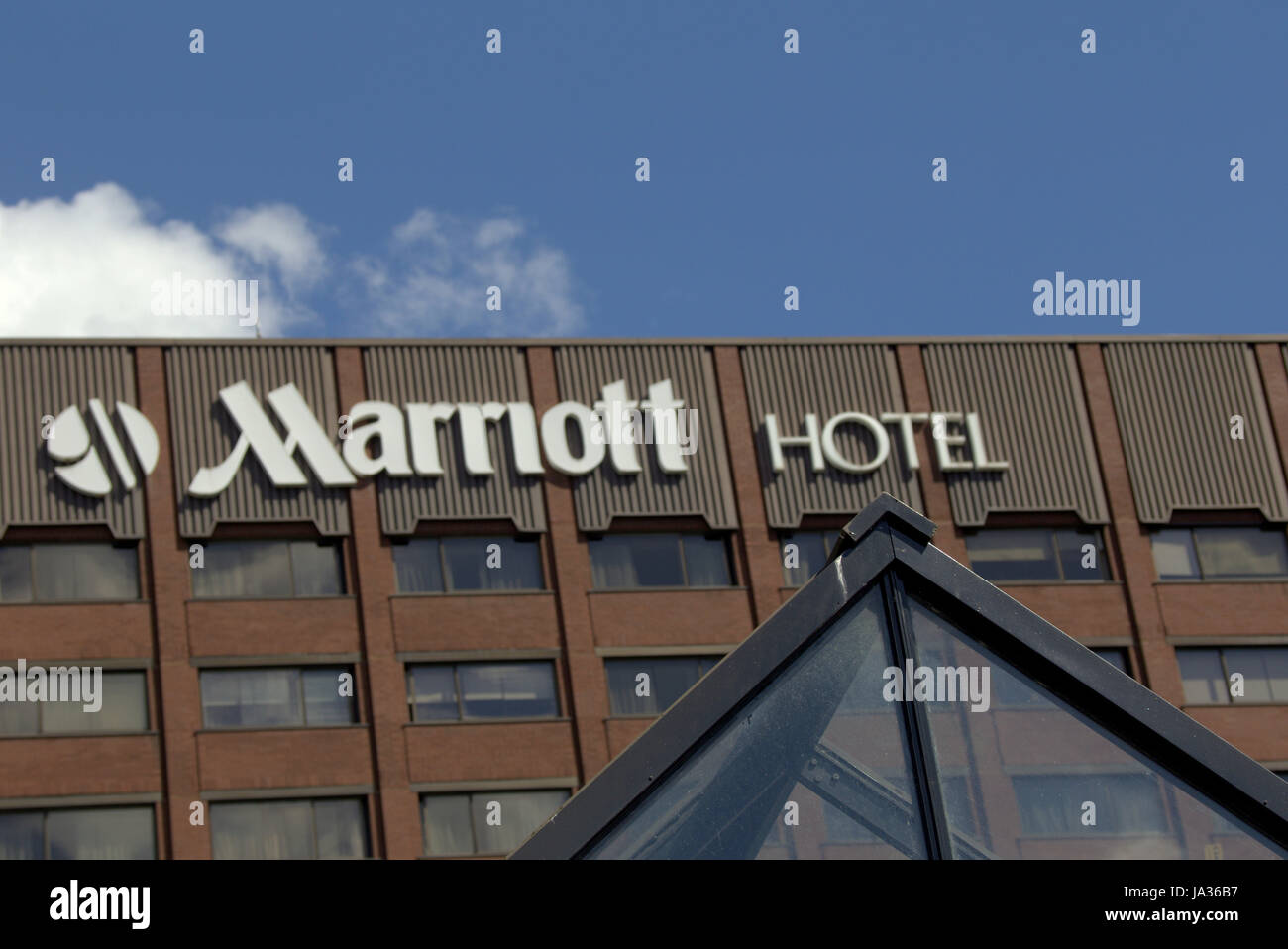 Marriott Hotel segno Glasgow Scozia cielo blu bianco soffice nuvola Foto Stock