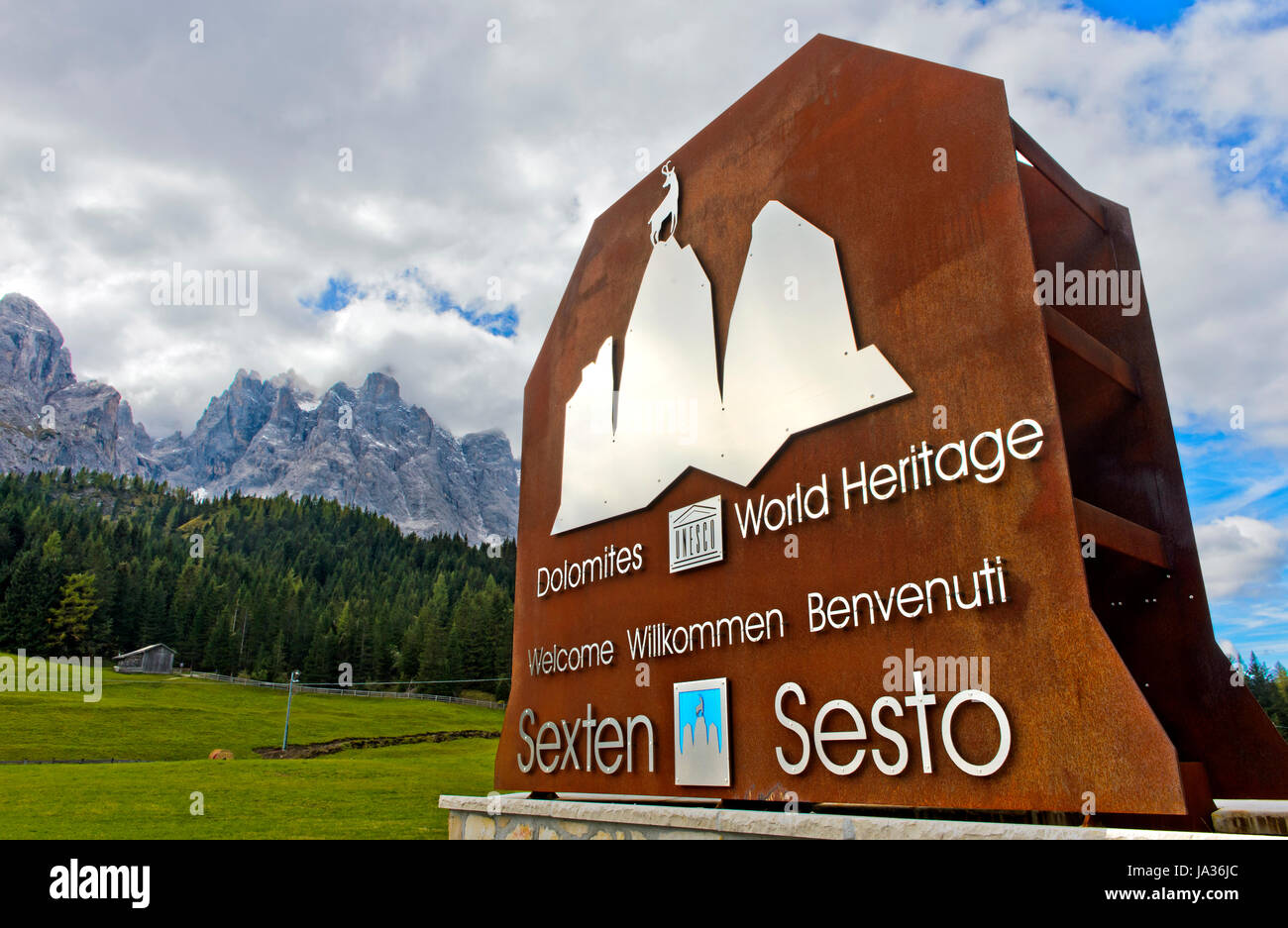 Ingresso al sito Patrimonio Mondiale dell'UNESCO - Dolomiti di Sesto parco naturale, Sesto, Alto Adige, Trentino Alto Adige, Italia Foto Stock