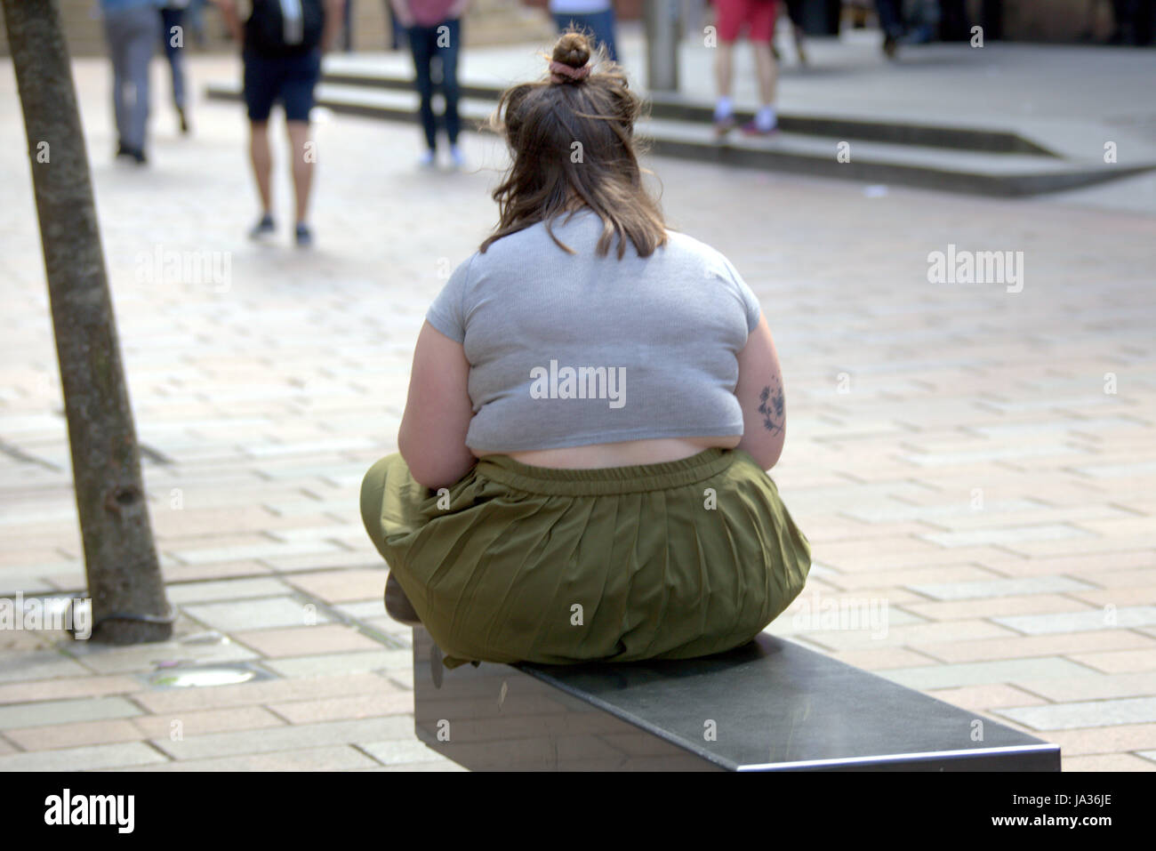 Obesi o in sovrappeso fat giovane donna uno stile di vita poco salutare Foto Stock