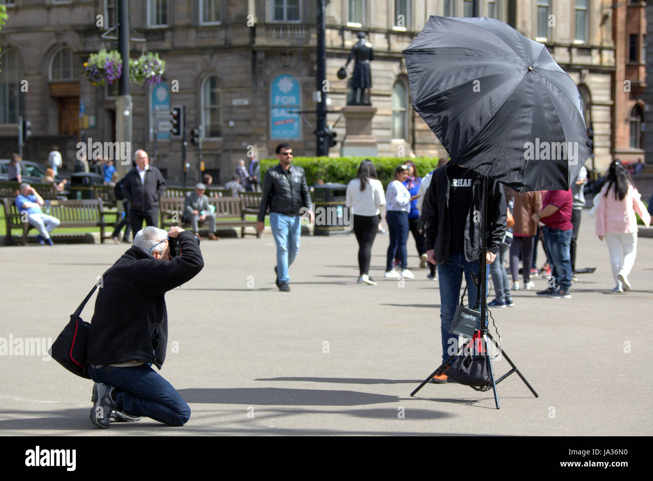 Fotografo professionista Murdo MacLeod del Guardian di lavorare in luogo pubblico George Square Glasgow Foto Stock