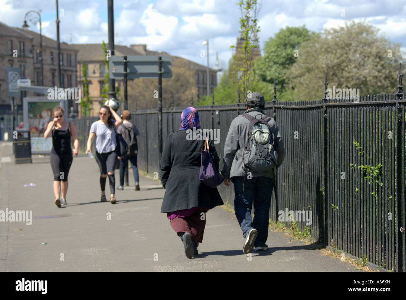 Il hijab sciarpa indossando musulmano britannico su strada Foto Stock