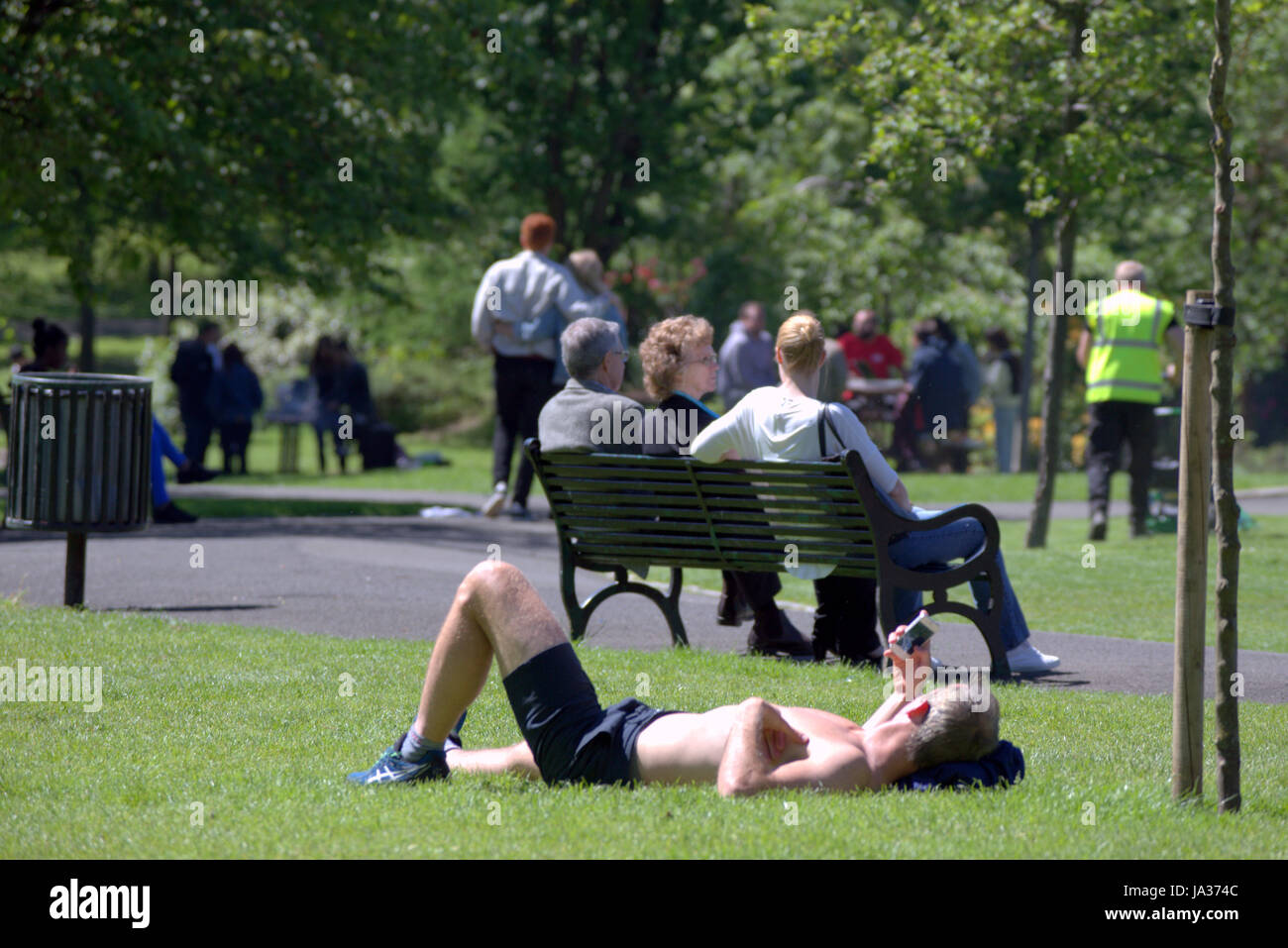 Glasgow Kelvingrove Park scene a prendere il sole Foto Stock