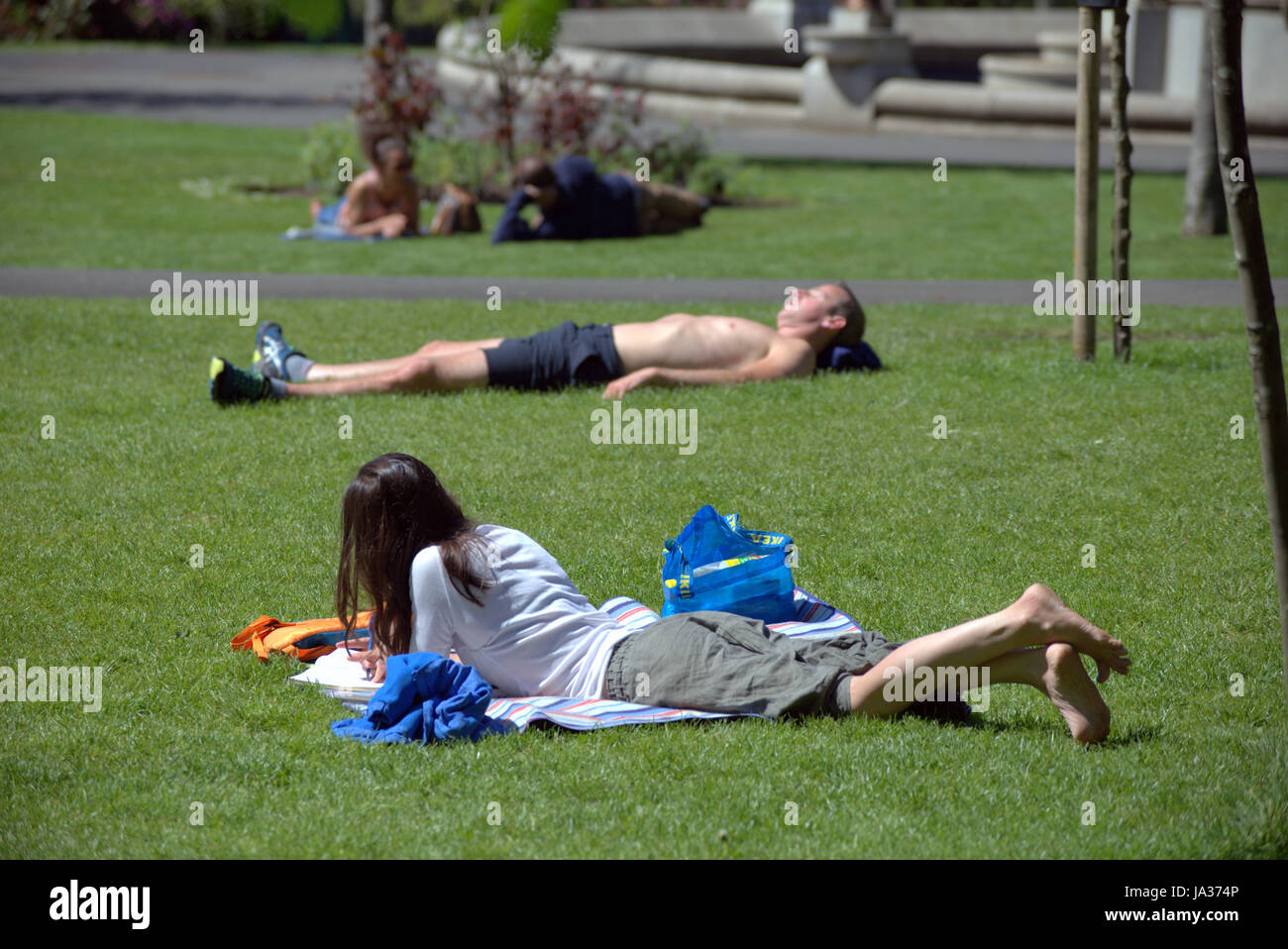 Glasgow Kelvingrove Park scene a prendere il sole Foto Stock