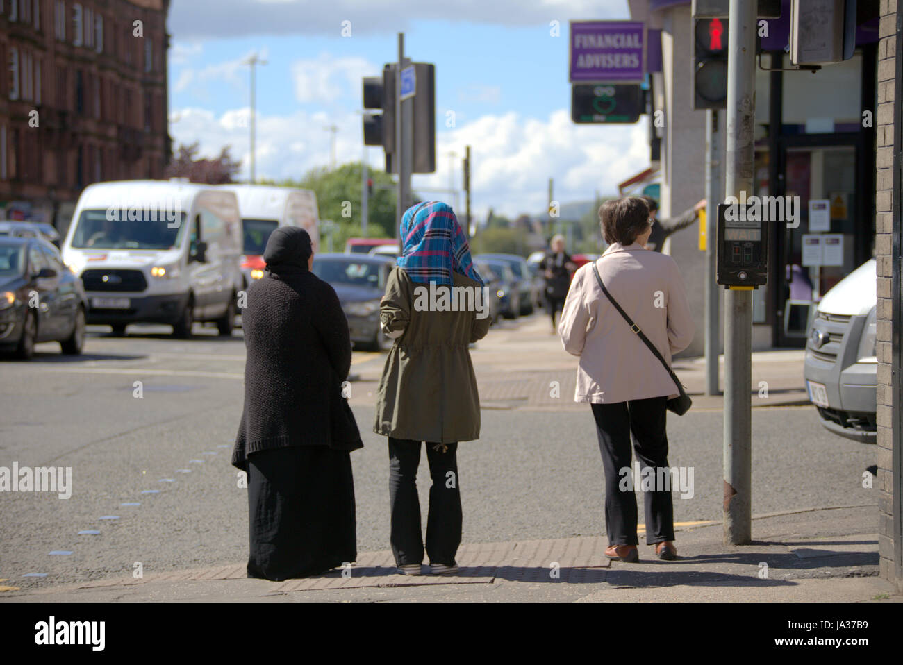 Il hijab sciarpa indossando musulmano britannico su strada Foto Stock