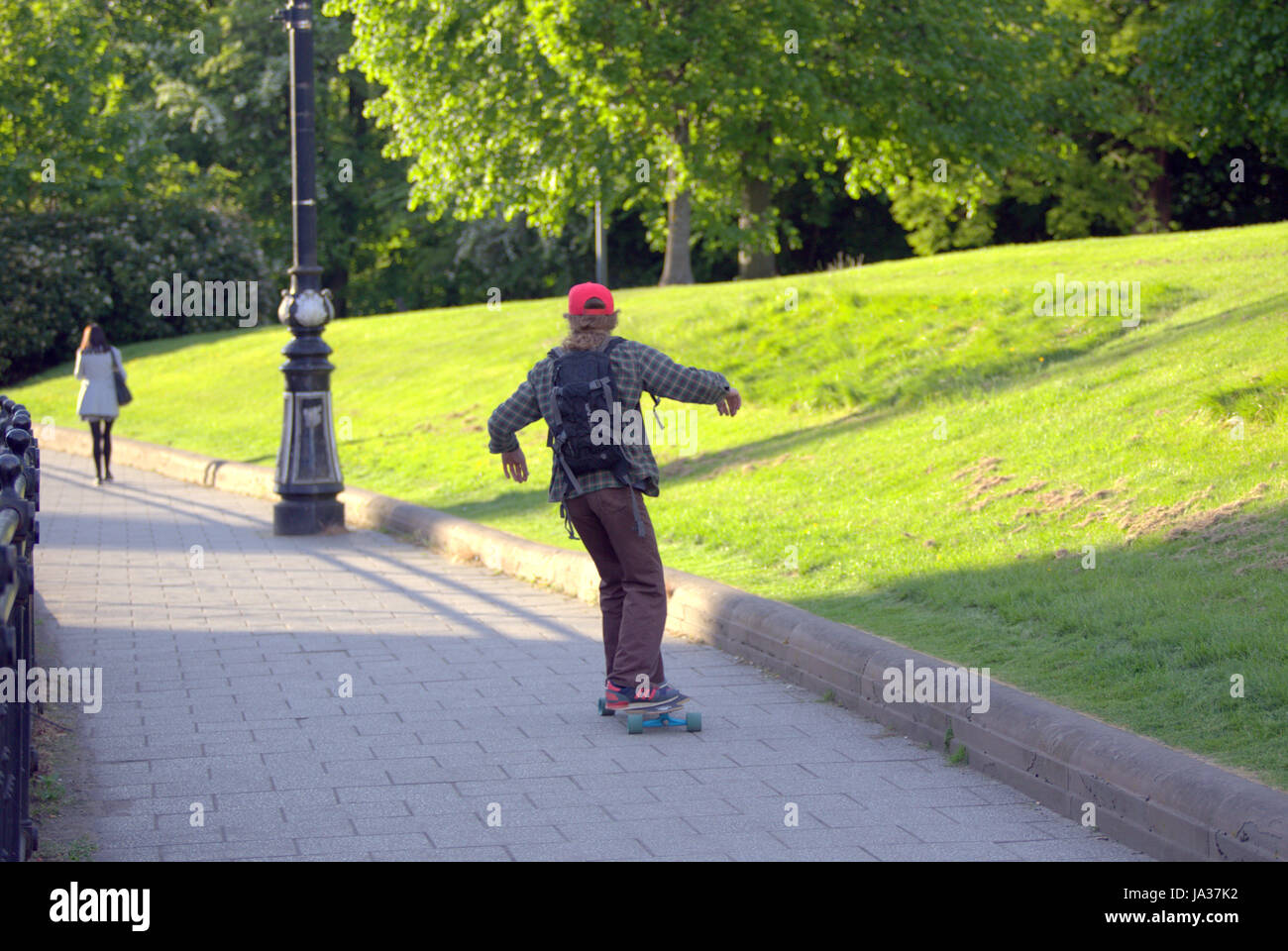 Glasgow Kelvingrove vicino a Museo e Skate Park 'inseguono il girl' Foto Stock
