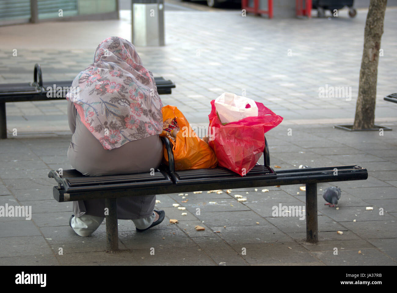 Il hijab sciarpa indossando musulmano britannico su strada Foto Stock