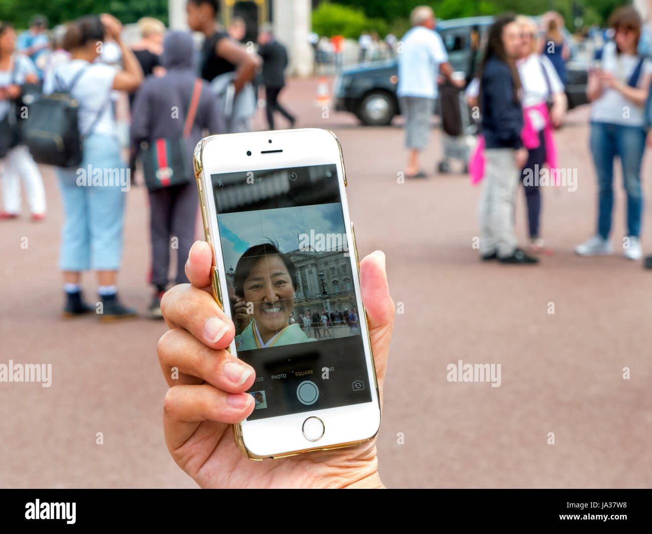 Ospite giapponese per un Royal Garden party nei giardini di Buckingham Palace London REGNO UNITO Foto Stock