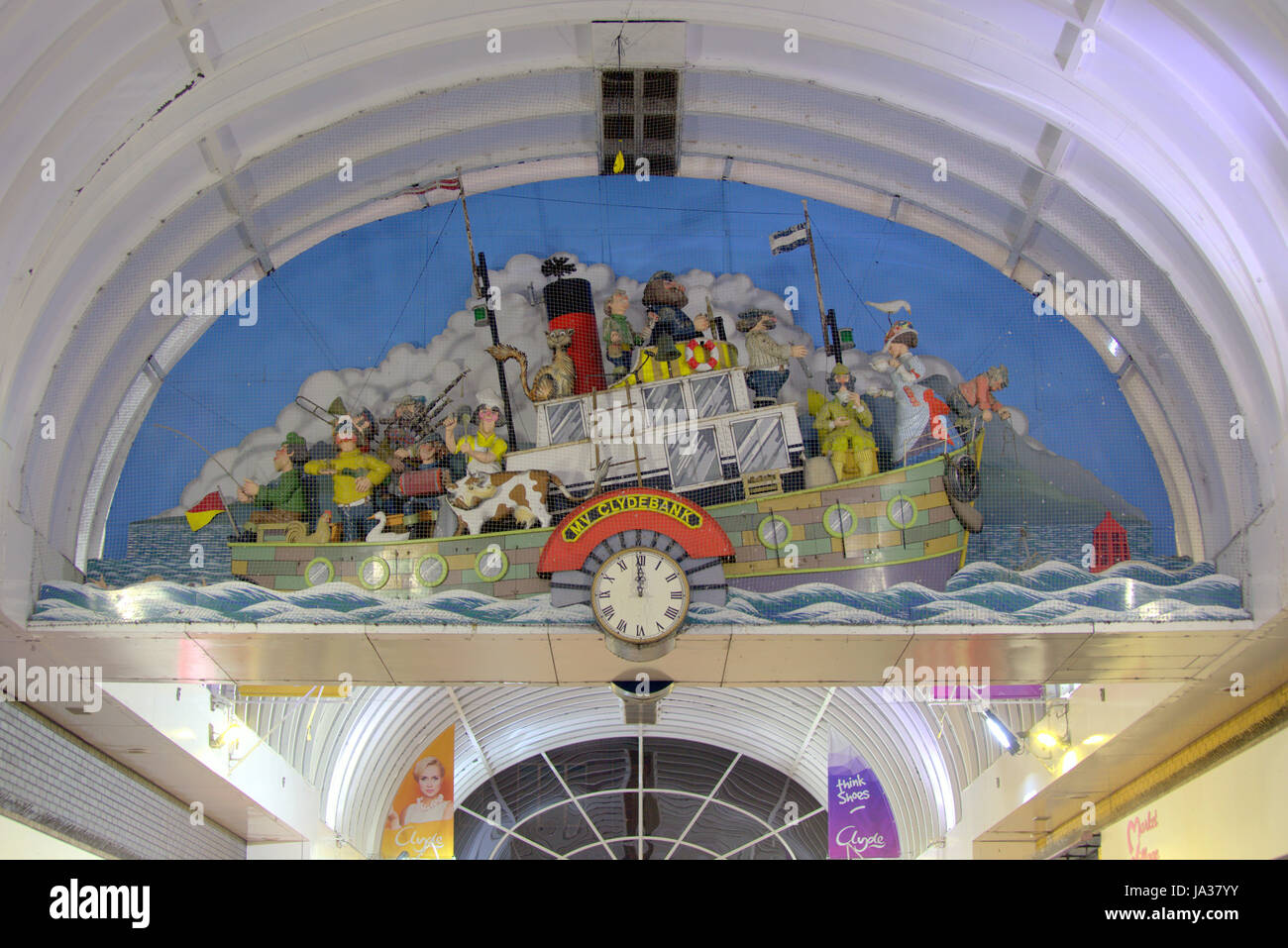 MV Clydebank novità orologio centro shopping arte pubblica murale 3d che rappresenta la storia pubblica della città Foto Stock