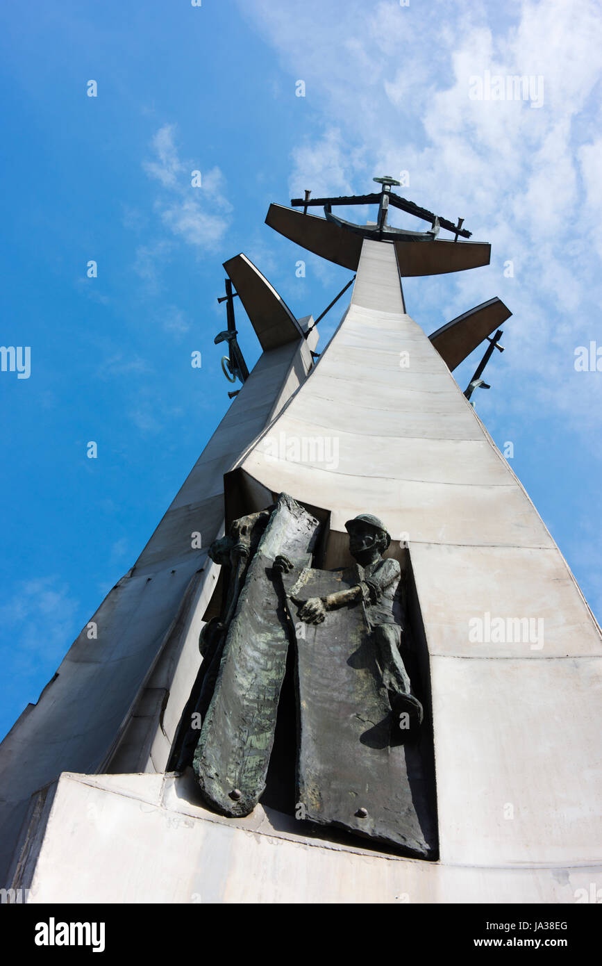 Vista verso l'alto del Monumento ai Caduti i lavoratori del cantiere di 1970, inaugurato nel 1980. Ricorda di lavoratori che sono morti a causa di oppressione comunista. Foto Stock