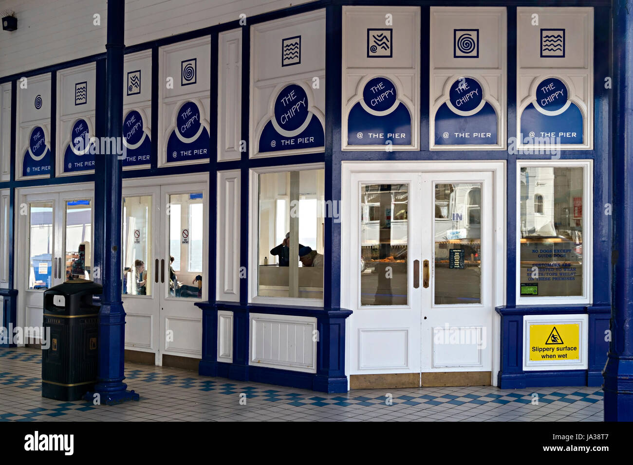 'L'Chippy @ il molo di pesci e di chip shop su Eastbourne Pier, East Sussex, Inghilterra, Regno Unito. Foto Stock