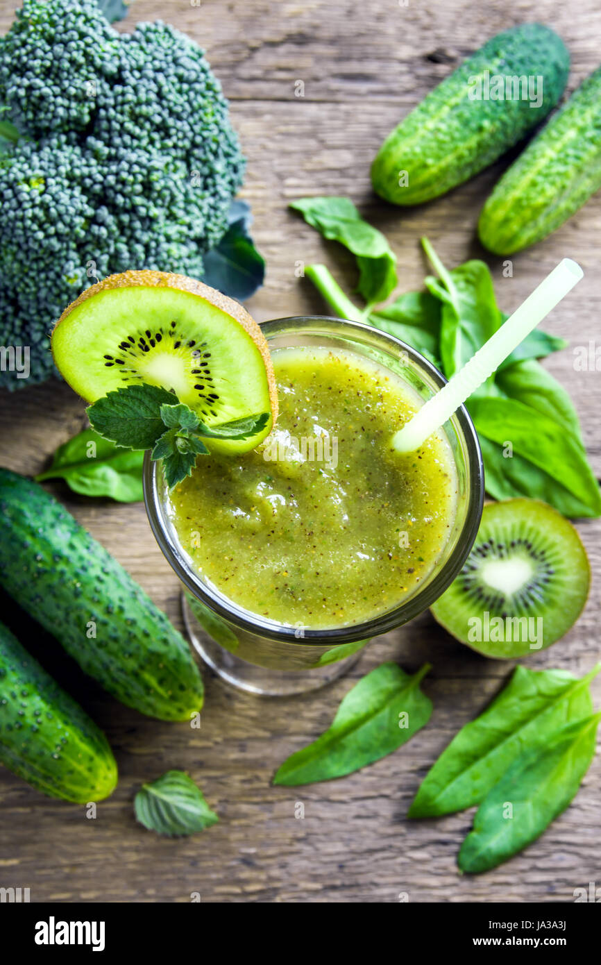 Vegetali verdi ed erbe smoothie con cuore di papavero e semi di sesamo oltre rustico sfondo di legno Foto Stock