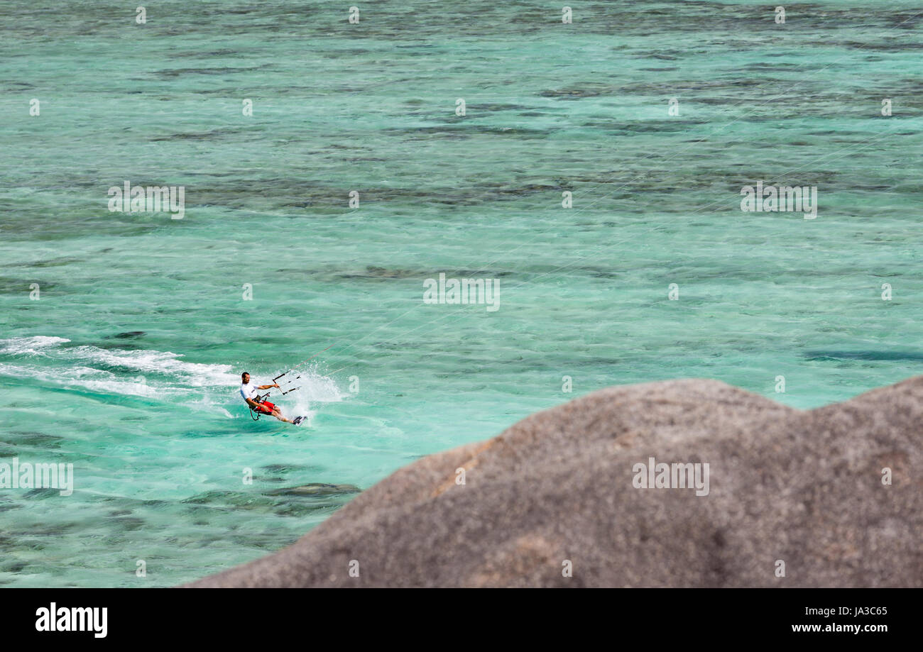 LA DIGUE - 12 agosto: un kitesurfer nella laguna di Anse Source d'Argent in La Digue, Seicelle il 12 agosto, 2014 Foto Stock