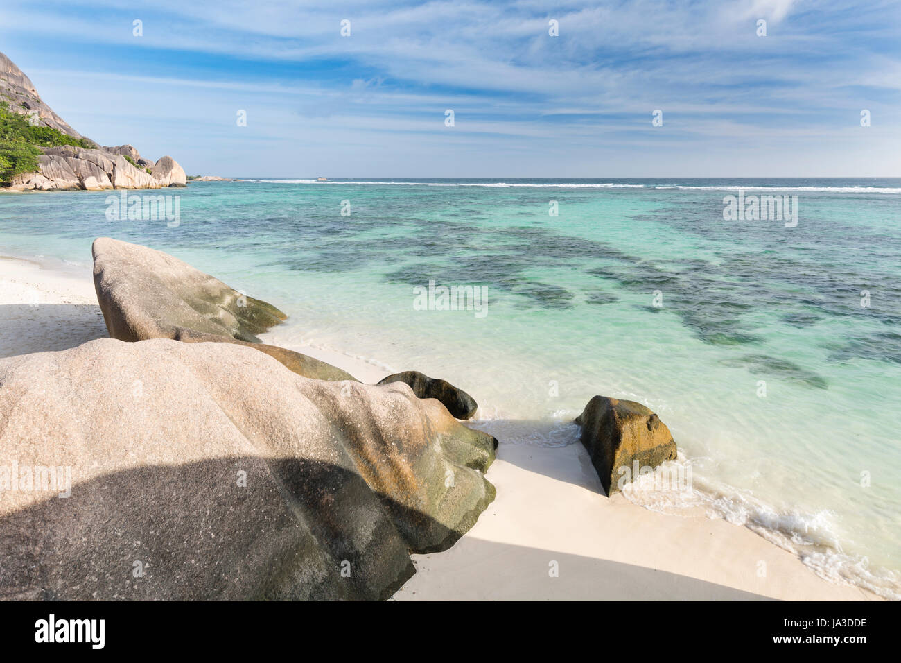 La vista dalla cima di una roccia ad Anse Source d'Argent in La Digue, Seicelle Foto Stock
