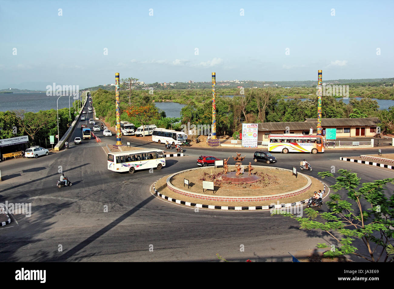 Divja cerchio di traffico in Panjim, Goa, inondato le saline di sfondo. Esso dispone di Divja sculture e nove Breda pilastri che raffigurano la cultura di Goa. Foto Stock