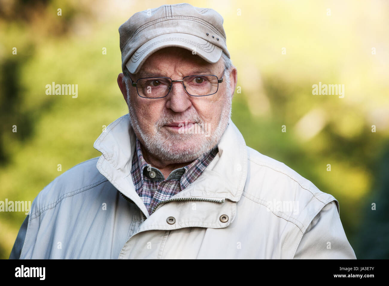 Ritratto di uomo anziano all'aperto nel parco, guardando lontano Foto Stock