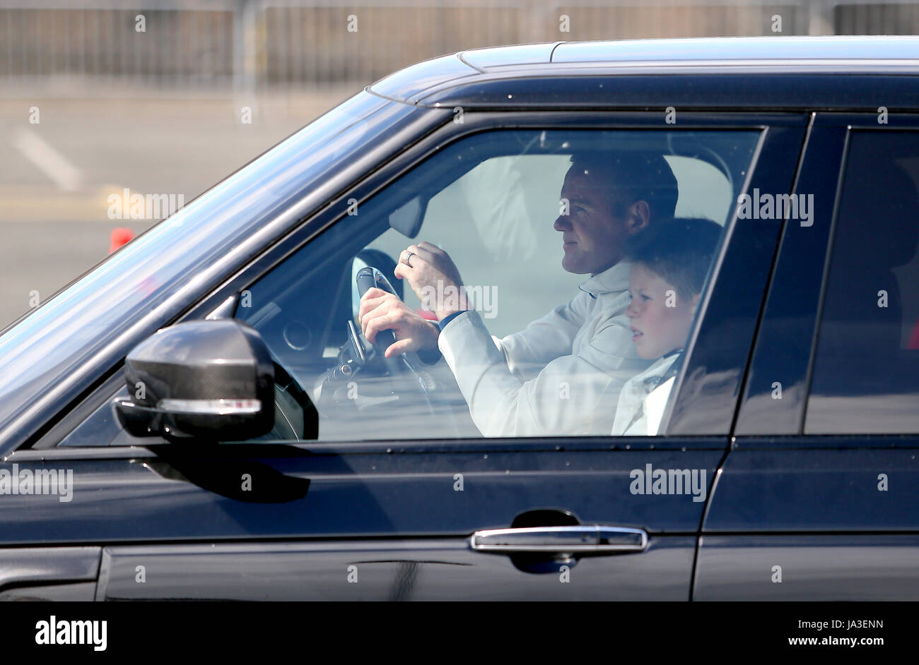 Wayne Rooney con figlio Kai arriva nella sua auto prima di Michael Carrick's Testimonial corrispondono a Old Trafford, Manchester. Foto Stock