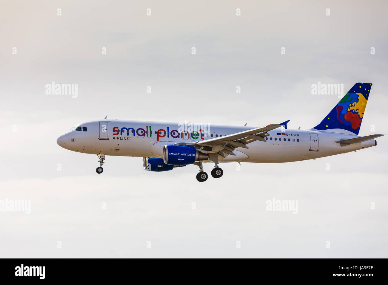 ARECIFE, Spagna - Aprile 15 2017: Airbus A320 del piccolo pianeta con la registrazione D-ASPG in atterraggio a Lanzarote Airport Foto Stock