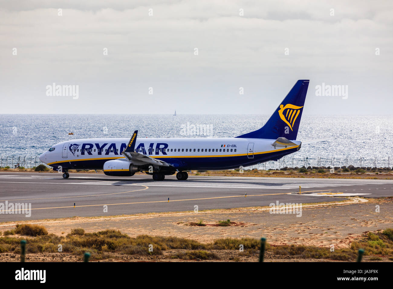 ARECIFE, Spagna - Aprile 15 2017: Boeing 737-800 di Ryanair con la registrazione EI-EBL pronto al decollo a Lanzarote Airport Foto Stock